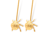 Aretes largos con mariquita pequeña vista cercana